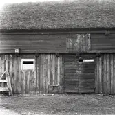 Detalj av ladugård med stråtak i Lilla Södragården.