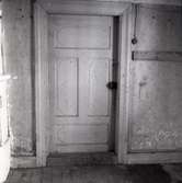 Dörren till förstugan i flygelbyggnaden i bottenvåningen, norra främre rummet.