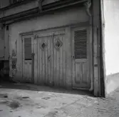 Avträden vid hörnet Lilla Torget och  Sjögatan, synligt från torget.