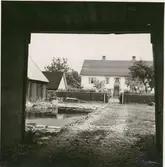 Ladugården med dynghålan.