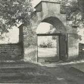 Portalen vid Källa ödekyrka.