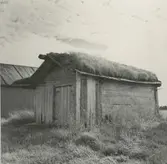 Sjöbodar i Källa hamn.