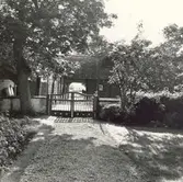 Ekonomibyggnad med portlider i Norrby.