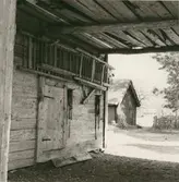 Portskjul och loge i Bryum.