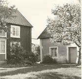 Boningshuset till vänster, norra flygelbyggnaden till höger. Ägare 1958 Edvin Andersson.