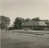 Ladugård med dösformat tak på gård öster om Dödevi 2:2.
