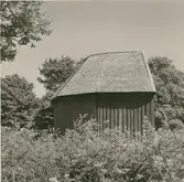 Västra ladugården  med dösformat tak.