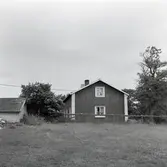 Byggningen på gården sedd mot väster. Ägare 1958 Edvin Johansson.