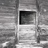 Tvådelad dörr på en byggnad på Hagelstad nr. 6.