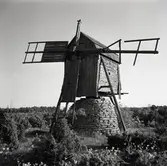 Väderkvarn på stenfot.