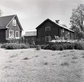 Bostadshus varav åtminstone en byggnad är en ryggåsstuga.