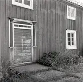 Dörr till stugan från 1700-talet.