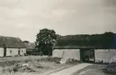 Portskjulet till höger. Till vänster Herbert Karlssons ladugård.