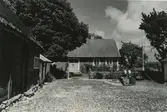 Gilbert Olssons gård. Boningshuset med foderladan till vänster.