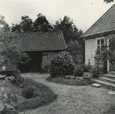 Carl Petterssons gård. Boningshuset till höger, vagnsskjulet i bakgrunden.