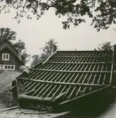 Sjöbod med så kallat tjärflak (back).