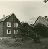 Marsjö gård. Södra gaveln av boningshuset och västra gaveln av brygghuset.