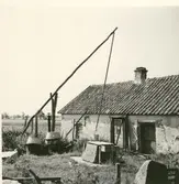 Brunnsvippen och brygghuset på Hilvard Simonssons gård.