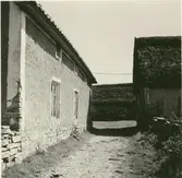 Hilvard Simonssons gård. Brygghus till vänster, vagnsskjul till höger, ladugård i bakgrunden.