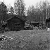 Vedbod och till höger en smedja i Låxbo.