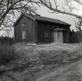 Byggt 1802. Oskar Johansson ... i stort sett i samma skick som under O.J.:s föräldrars tid -omkr. 1910. Föräldrarna flyttade till Sjönäs 1903-04.