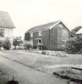Motiv från en gård i Valsnäs.. Gamla byggnaden till höger.