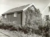 E. Anderssons gård. Gamla byggningen åt sydväst. Nyrenoverat till höger.