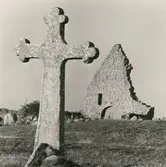 Ruinen av Britas kapell med korset.