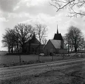 Voxtorps kyrka och det 1959-60 uppförda bårhuset från nordväst.