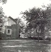 Huvudbyggnaden och sommarköket på Norrby 1:2.