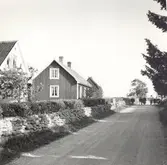 Gatan norr om gården Norrby 1:3.