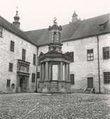 Brunnsöverbyggnad från år 1578 på inre borggården.
