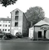 Kv. Beckasinen från Södra vägen. I bakgrunden syns KFUMs elevhem för gymnasiepojkar, färdigt 1949.