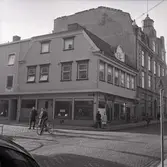 Hörnet Storgatan-Bredgatan i Västervik.
Foto: den 1/2 1961