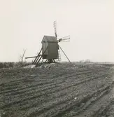 Väderkvarn uppsatt av Kastlösa hembygdsförening hösten 1960. Enligt ekonomiska kartan står den på fornlämning; 4Gh372025
Från sydöst.
