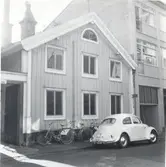 Kontrasterande bebyggelse på Norra Långgatan.