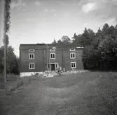 Påbyggd tvåvånings parstuga i Karlslunda.