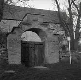 Stigluckan till Källa gamla kyrka.