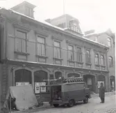 Förberedelser för rivning vid Berggrenska hörnan. Reklam för Domus.