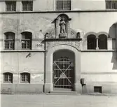 Portalen till det gamla varmbadhuset i Kalmar. Porten är huggen av Josef Anton Schmid (1873-1933).