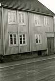 Bostadshus på Landshövdingegatan före renovering. Ännu 1972 saknade detta hus toalett inne.