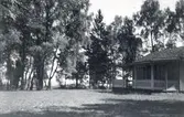 Annex bestående av rum, kök och veranda. Rivet 1940.