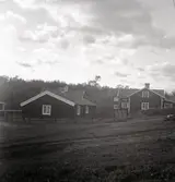 Bostadshus med stengrund och sadeltak i Västra Eknö.
