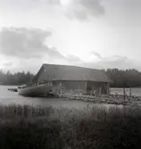 En förtöjd snipa utanför ett båtskjul i Västra Eknö.