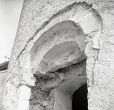 Övre delen av en dörromfattning i rundbågestil, i Voxtorp kyrka.