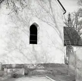 Voxtorps kyrka och kyrkogård. Kyrkan är här under renovering.