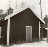Lokförarbostaden och lokstallet till den nu upprivna skogsbanan på kronoparken. 200 meter sydsydväst om Gullringens station. Foto från öster.

Observera den igensatta större porten till lokstallet och den särskilda öppningen för lokets skortsten! Foto från nordöst.

Foto: KG Petersson 12.2.1973