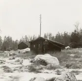 Nysättra

Uthus sydöst om boningshuset. Innehåller 1) avträde, 2) hönshus, 3) svinstia. 
Från söder.