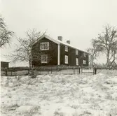 Österhult
Parstuga och kvarstående uthusbyggnader. Från söder.