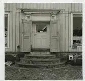 Hullgrenska gården, affärsdörren.

Hullgrenska gården är en gammal byggnadsminnesmärkt köpmansgård som ligger i Pataholm, Mönsterås kommun. Gården byggdes av handlaren C J Hullgren kring 1800-talets mitt. Det stora bostadshuset är i empirkaraktär och byggt i vinkel med inkörsport i undervåningen. Husets interiör förändrades under 1860-1870-talen då dekorativa målningar utfördes av marinmålaren Oscar Hullgren.

(Hämtat från Wikipedia)